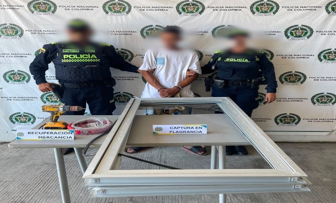 dos uniformados de la policía nacional captura a una persona por el  presunto hurto calificado y daño en bien ajeno