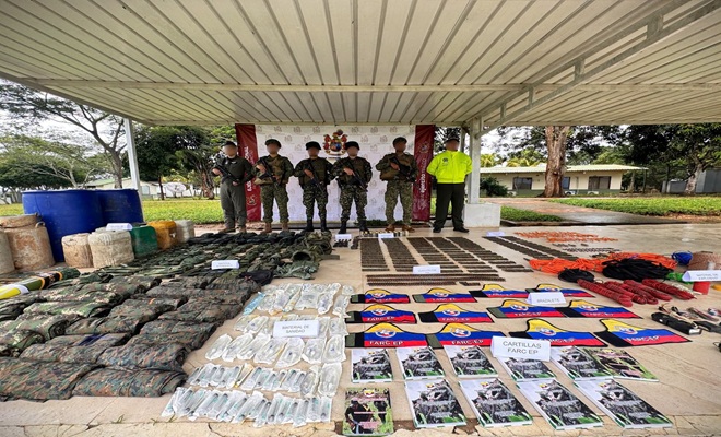 Seis uniformados custodiando el dep&oacute;sito ilegal que conten&iacute;a una considerable cantidad de material explosivo, de guerra, comunicaciones e intendencia