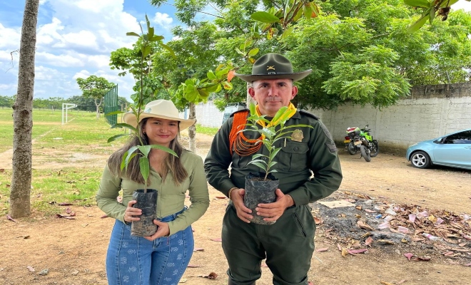 Un policía con una ciudadana con plantas 