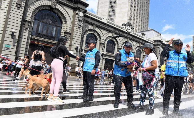 Integrantes de la unidad de dialogo y mantenimiento del orden acompañando a la ciudadania en la caminata canina 