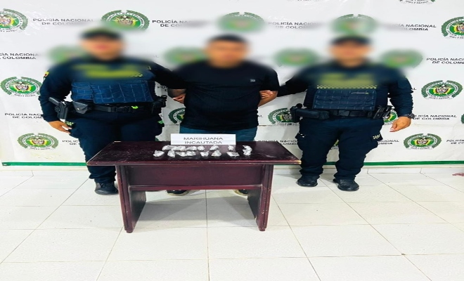 dos uniformados con una persona capturada por el delito Trafico, fabricación o porte de estupefacientes 