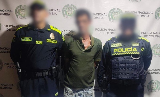 Polic&iacute;as y un sujeto capturado
