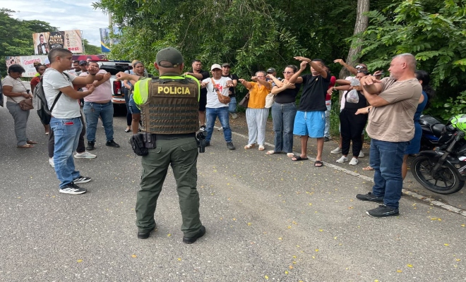 un policía brindando pausa activa a la comunidad 