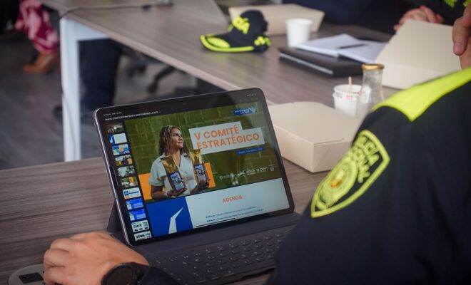 Un policía viendo una presentación en el computador