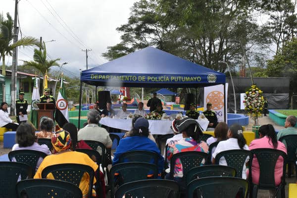 Un policia hablando con la comunidad.