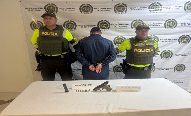 Un arma de fuego, un capturado por porte ilegal de armas de fuego y dos policías