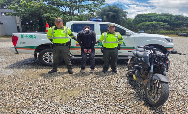 Un capturado, una moto, un veh&iacute;culo policial y dos efectivos de tr&aacute;nsito custodiando