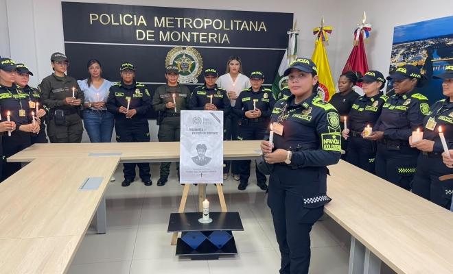 Grupo de funcionarias de la Policía Nacional rindiendo homenaje a la extinta señorita Patrullero de Policía Yenifer Yaira Ordóñez Valencia