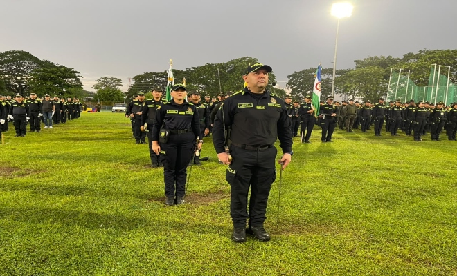 varios uniformados de la polic&iacute;a nacional ensayando para ceremonia de ascenso 