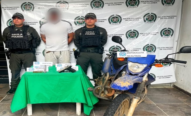 Una moto y un capturado custodiados por dos polic&iacute;as