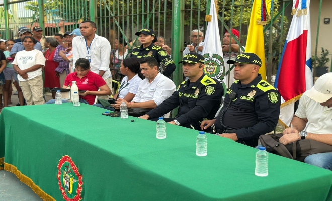 Funcionarios de la Policía Nacional, reunidos con la comunidad en dialogo.