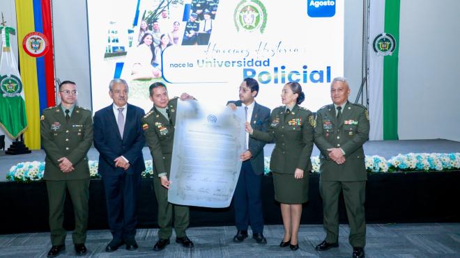 Director General de la Policía Nacional, Viceministro de Educación, Directora de Educación Policial y Altos Mandos Institucionales, durante la exhibición del pergamino de proclamación que oficializa la creación de la Universidad Policial.