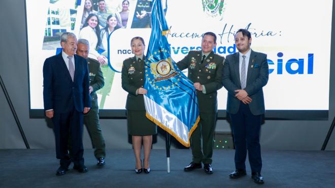 Director General Policía Nacional, Viceministro de Educación y Directora de Educación Policial exhibiendo la bandera de la DIEPO.
