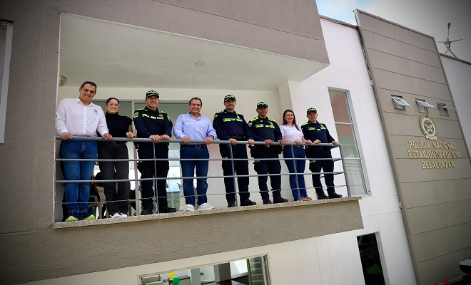 El comandante de departamento esta junto a la secretaria de gobierno del departamento en la fachada de la estación de policía 