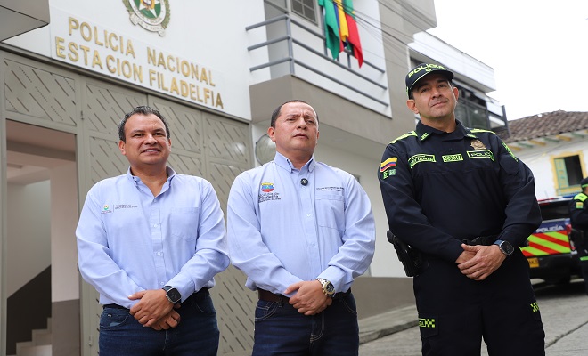 Secretaría de Planeación Municipal y el personal policial de fondo estación de policía entregando los avances estructurales 