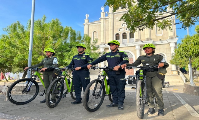 cuatros uniformados de la polic&iacute;a nacional adscrito al Grupo de Polic&iacute;a de Turismo