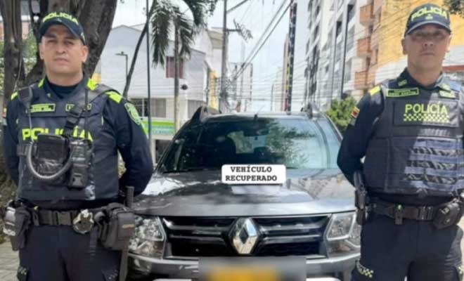 Dos Policías, detrás vehículo recuperado