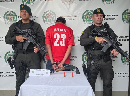 Dos polic&iacute;as y un Hombre capturado con arma de fuego y munici&oacute;n.