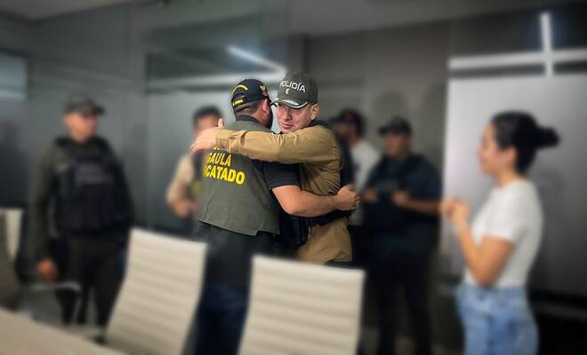 Integrantes del GAULA reciben a una persona que recuperó su libertad, en un acto de acompañamiento y apoyo institucional.