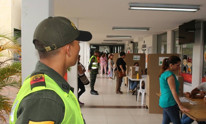 un uniformado garantizando la seguridad en las elecciones