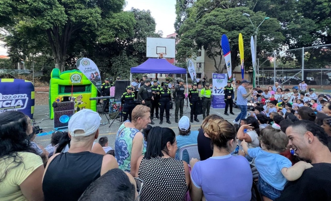 personas y policias en una cancha