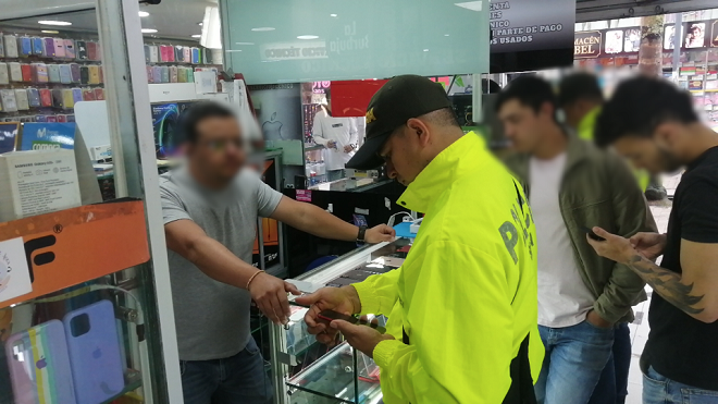 Verificamos la legalidad de los celulares comercializados en Manizales