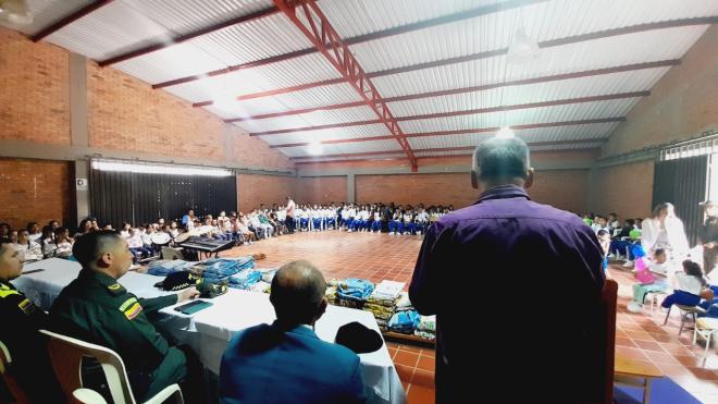 Con útiles escolares los policías en Santander visitaron a los habitantes de la zona rural