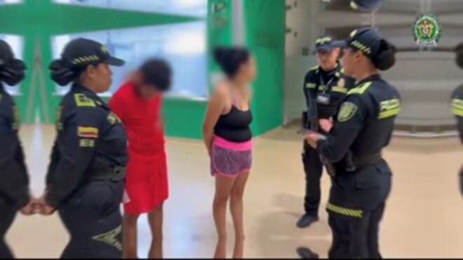 Tres funcionarios de la Polic&iacute;a junto a dos personas capturadas en las instalaciones del aeropuerto 