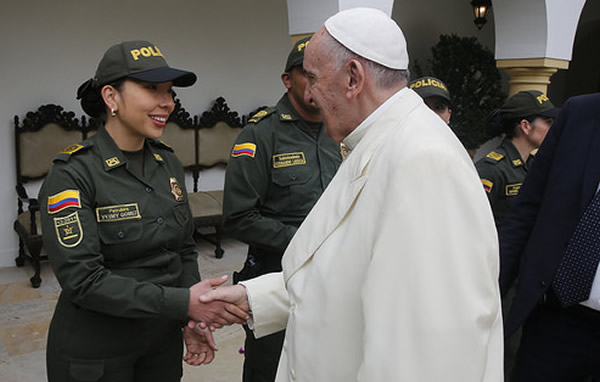 agradecimiento-papa-policia-colombia-visita