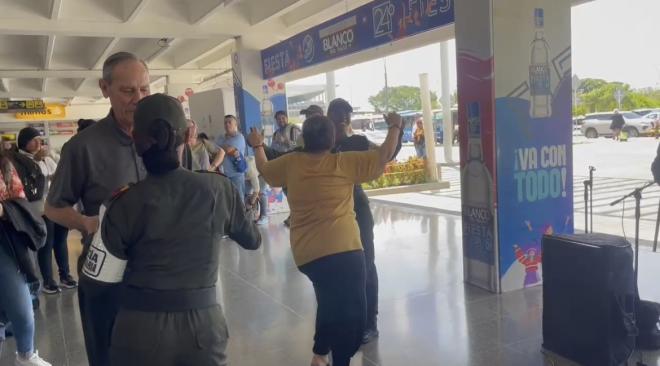 Al ritmo de salsa se recibe los visitantes de la COP16