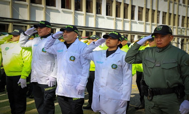 varios policías, unos con bata blanca 