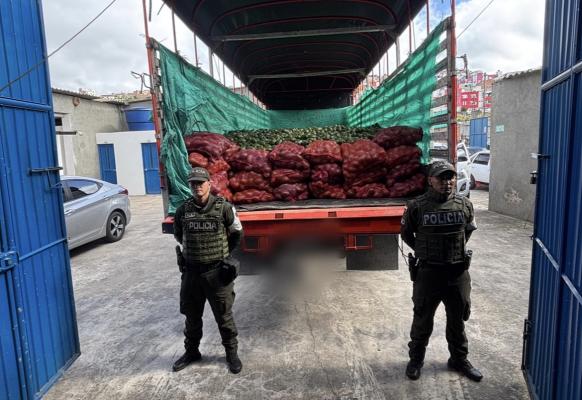 Dos policias un camion y aguacates