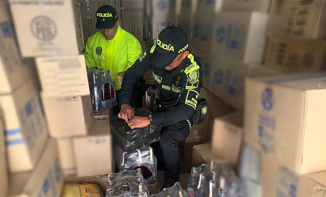 polic&iacute;as revisando mercanc&iacute;a incautada 