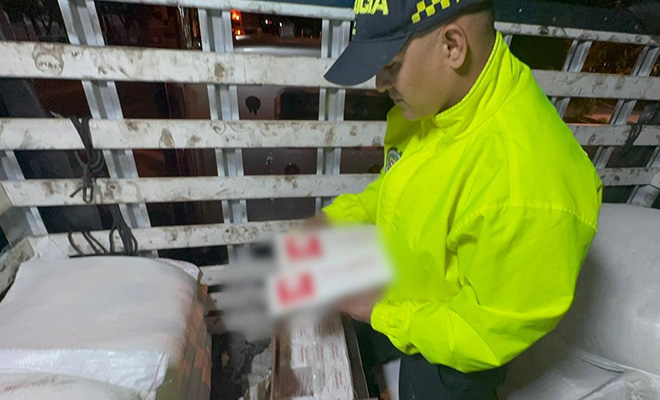Polic&iacute;a revisando cigarrillos incautados