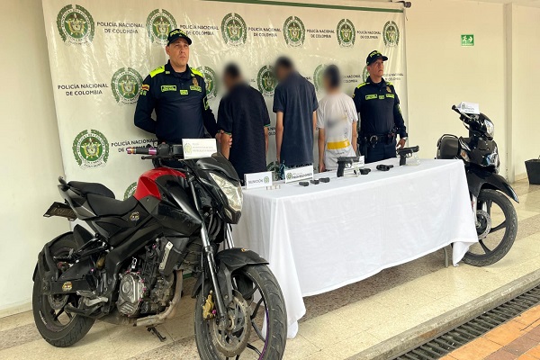 Dos Policías, tres aprehendidos, dos armas de fuego, dos motocicletas incautadas