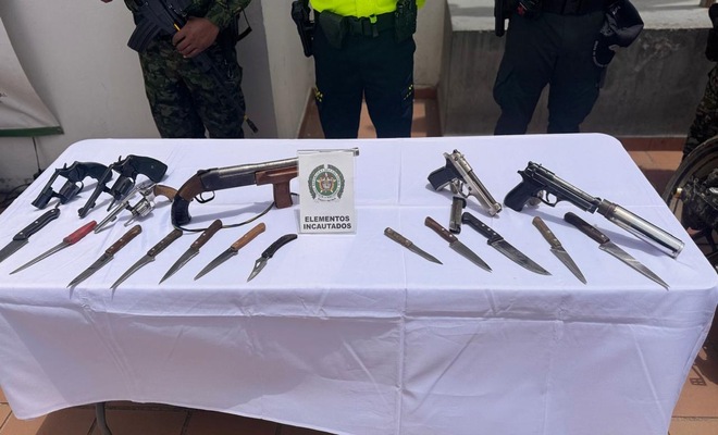 Armas de fuego y armas blancas incautadas.