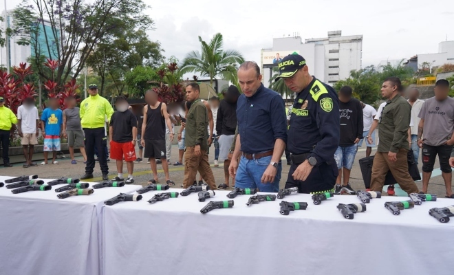 alcalde de cali y comandante de policia revisan armas incautadas