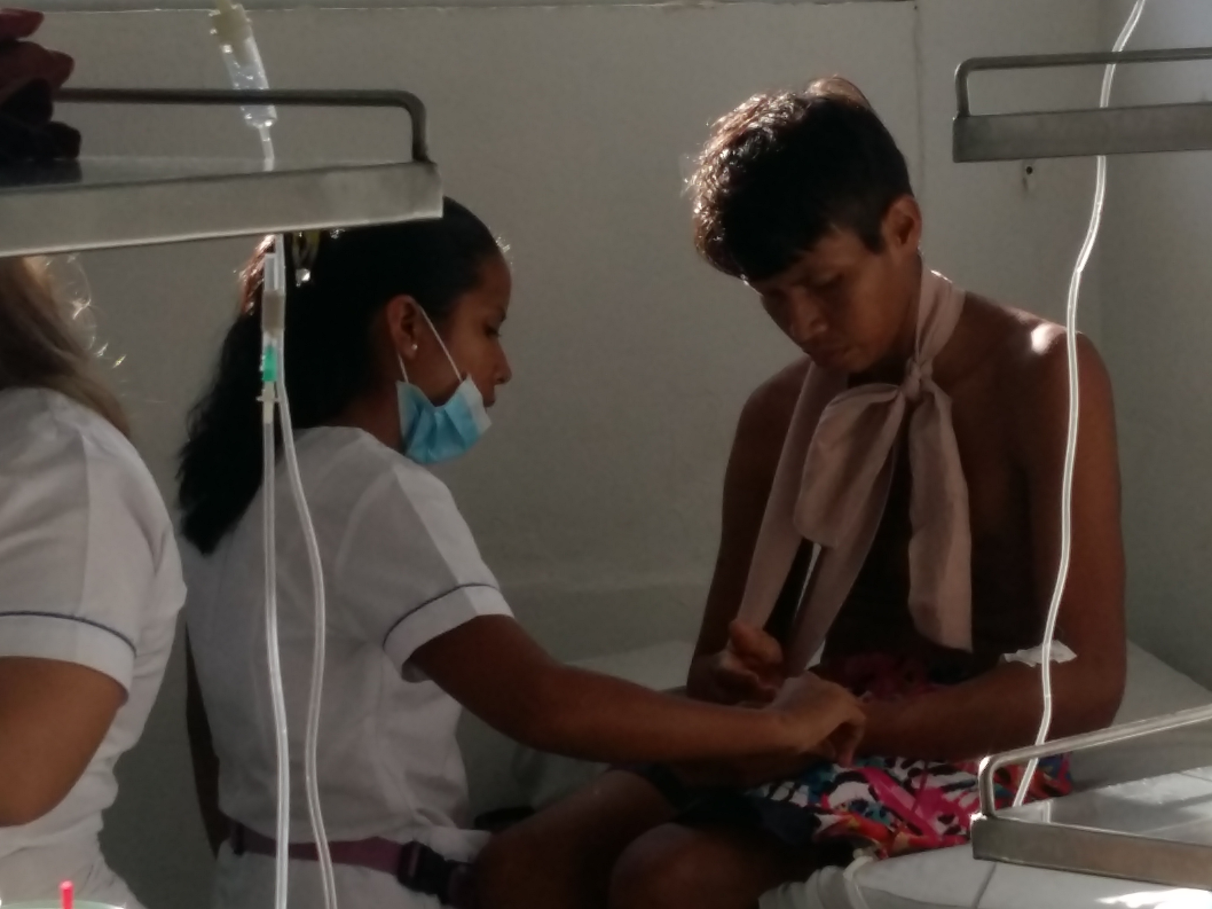 La selva inundada y la cerrada vegetación impedían llegar hasta donde el joven esperaba por ayuda