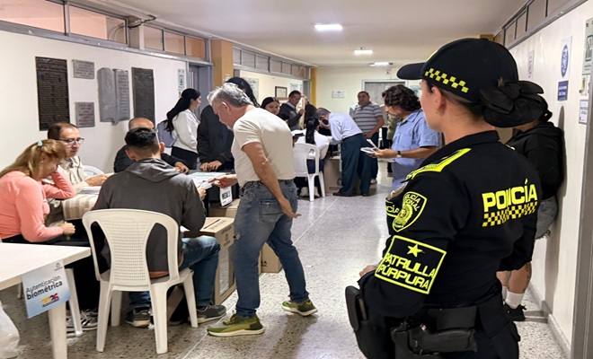 Una Polic&iacute;a prestando seguridad en los puestos de votaci&oacute;n