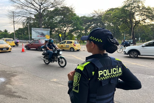 Polic&iacute;as ejerciendo presencia policial sobre v&iacute;a publica
