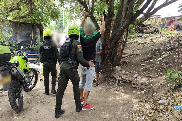 Dos Polic&iacute;as realizando registro a persona a dos hombres