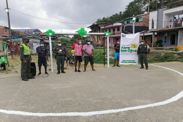 Con ayuda de la comunidad recuperamos cancha de microfútbol en un barrio de Quibdó 