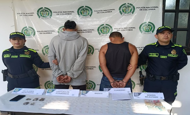 Personas capturadas en Hacking Institucional es custodiado por polic&iacute;as 