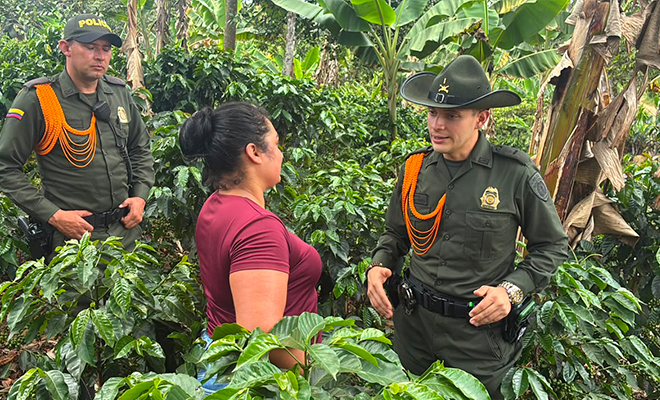 Policía de la seccional de carabineros y protección ambiental acompañando a la comunidad rural en los cafetales