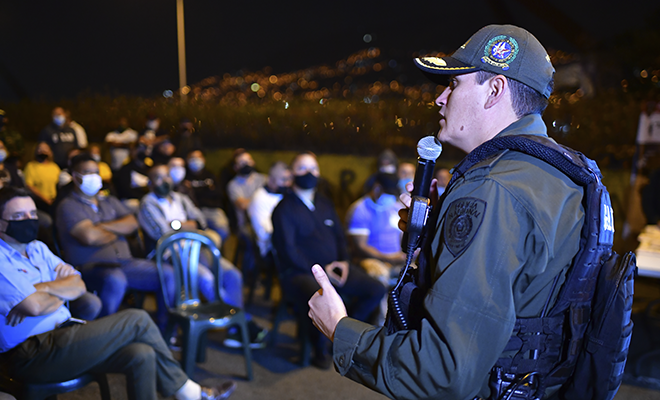 Policía dictando charla a taxistas