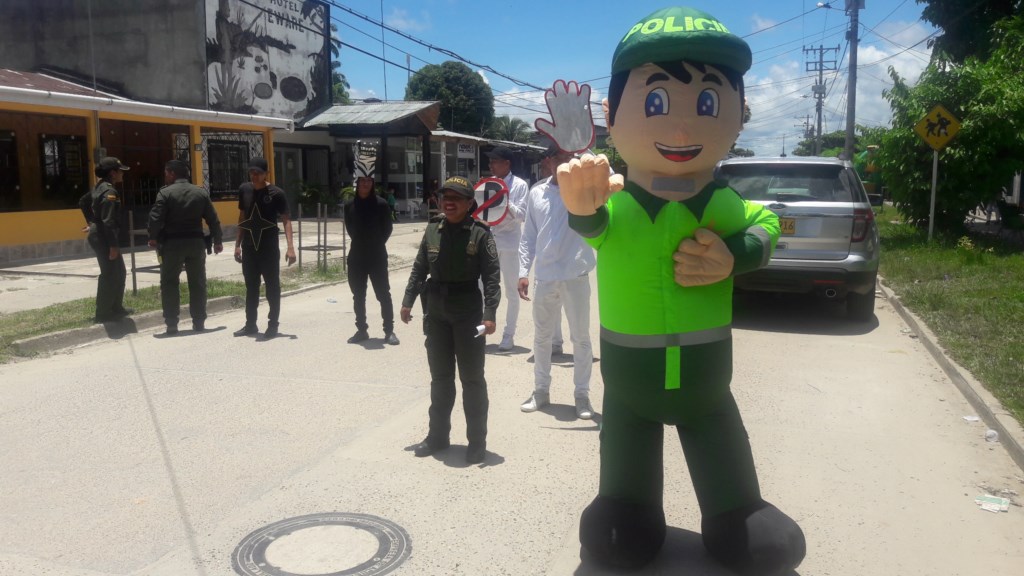 Se requiere la participación de toda la comunidad para mejorar nuestros malos hábitos en la vía 