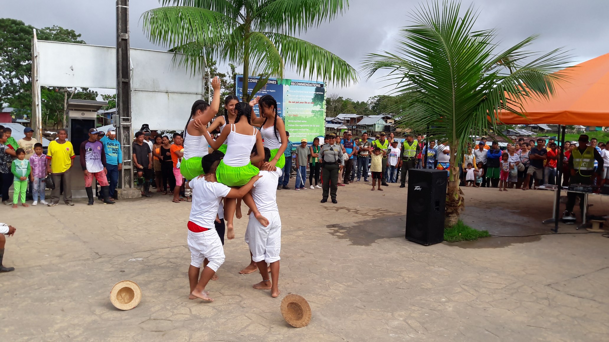 Con representaciones sociales y eventos artísticos se orienta a viajeros en medidas de seguridad