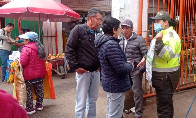 Policía realizando campañas