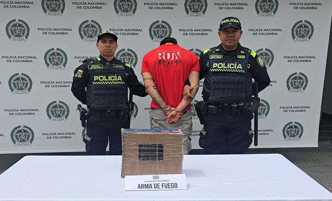 Dos uniformados, un capturado, incautada un arma de fuego 