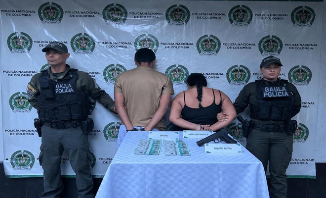 Policías custodian personas capturadas por el delito de extorción en Backing Institucional 